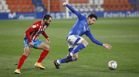 Borja Snchez, ante Campabadal, durante el Lugo-Real Oviedo