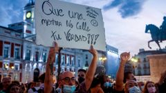 Un manifestante sostiene una pancarta durante una concentraci�n en la Puerta del Sol contra las agresiones a las personas LGTBI