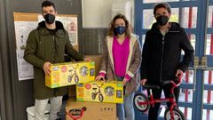 El profesor de Educaci�n F�sica e impulsor de la iniciativa, Brais Cereijo, con Natalia Rubal, propietaria de Mimim� Viveiro, la tienda que donde fueron compradas las bicicletas; y el director del colegio de Covas, Basilio Seijas Franco