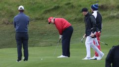 Trump jugando al golf en Irlanda