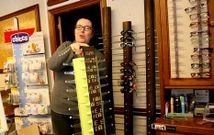 La propietaria de Selgas muestra los expositores de gafas vaciados por los ladrones.