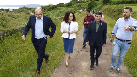 Carlos Gil, Olimpia L�pez, Pedro Blanco y Francisco Cajoto, en primer plano, ayer en el paseo de Arealonga donde se va a actuar