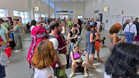 Viajeros en la estaci�n de tren de A Coru�a, durante la crisis provocada por la cancelaci�n del AVE a Madrid a causa de los incendios en Ourense