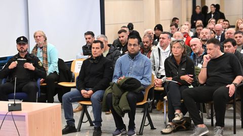 Sito Mianco, a la izquierda, con jersey azul y bufanda, junto a otros de los procesados, en la Audiencia Nacional, en las primeras sesiones del juicio.