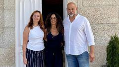Patricia Leiro y Henrique Silva, dueños del hotel, con Rosario.