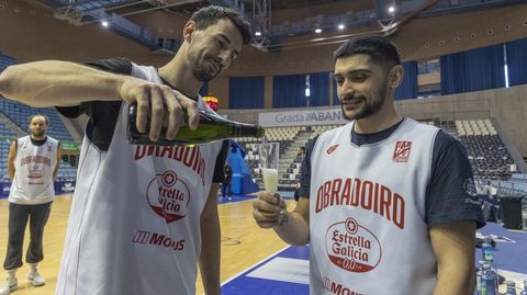 Dos de los capitanes del Obradoiro, Leo Westermann, a la izquierda, y Sergi Quintela brindan para La Voz de Galicia tras el entrenamiento matinal de este martes.