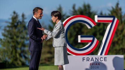 El presidente galo con la primera ministra japonesa