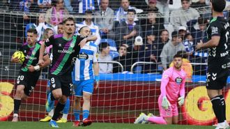 Instante en el que el M�laga celebra el gol del empate ante el Deportivo.