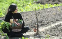 La italiana Serena Gavazzi, en una instant�nea en la huerta con una cesta de productos. 