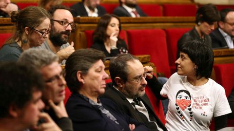 Diputados de la CUP, con Anna Gabriel al frente, siguen la intervencin de Puigdemont en los das previos a la declaracin unilateral de independencia de Catalua