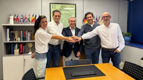 Marta Rodr�guez (Arousa en Transici�n),
Pepe Gonz�lez (Director Comercial de Inelsa), �lvaro �lvarez-Bl�zquez (Director General de Inelsa), Fernando Malvar (Comunidade de Montes de Buchabade) Y Ram�n Rodr�guez (Arousa en Transici�n)
