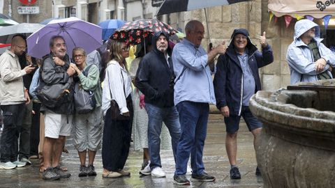 Las personas que esperaban su turno para entrar en la catedral se mostraron resignados con los tiempos de espera