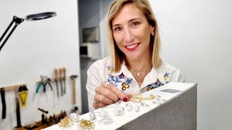 Nuria Ruibal, joyera creadora de la marca Pipa Pirita, con algunas de las joyas de la colecci�n inspirada en animales del mar en su taller en Vigo. 