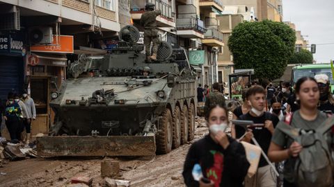 Un vehículo del Ejército en Benetússer (Valencia)