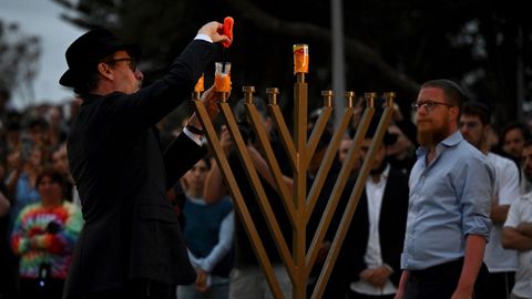 En las concentraciones en recuerdo a las v�ctimas de Sidey se encendieron los candelabrosde nueve brazos llamado januqui� que dan nombre a la festividad de Januca que se celebraba el domingo 