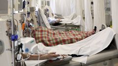 Tratamiento de di�lisis en el hospital HM La Esperanza de Santiago, en foto de archivo