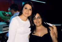 Sandra Giadas, hija del propietario del local, con Eva Vidal.