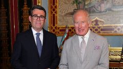 El rey Carlos III recibe a Andy Burnham durante una audiencia en el Palacio de Buckingham.