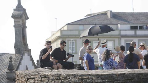 Gente esperando al eclipse en la muralla de Lugo
