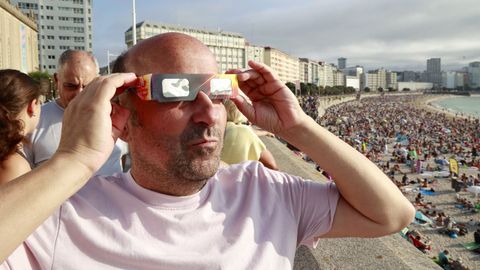 Eclipse total desde el paseo mar�timo de A Coru�a y las playas de Riazor y el Orz�n