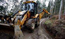 Una excavadora repar� un camino en A Peniqueira, entre Rus, Artes y Arda�a .