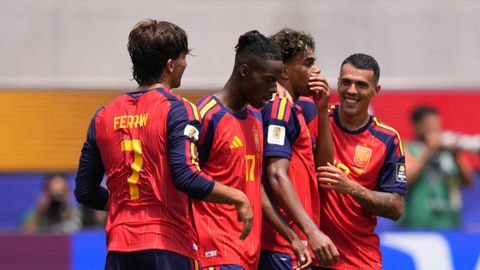 Varios jugadores de Espa&ntilde;a celebran la clasificaci&oacute;n de la selecci&oacute;n a semifinales.