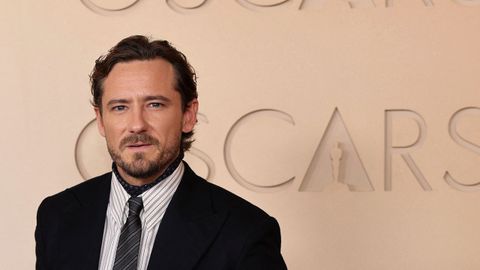 El actor Lewis Pullman, con traje de Saint Laurent