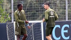 Ilaix Moriba y Vecino, trabajando ayer al margen del grupo en el inicio de la sesi&oacute;n.