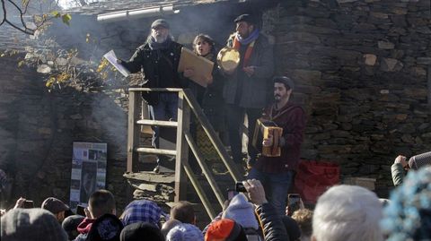 Bieito Romero fue este ao el pregonero de la Festa da Pisa da Castaa y cant una cancin nueva dedicada a Froxn