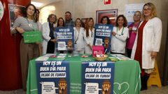 Sanitarios y voluntarios de la AECC participaron este viernes en el Hospital Montecelo de Pontevedra en una mesa informativa por el Da Galego sen Tabaco