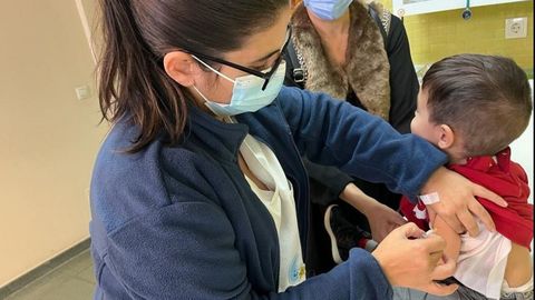 Inicio de la campaña de vacunación contra la gripe en niños de 6 a 59 meses. En la imagen, en el centro de salud de atención primaria de Castrillón-Monte das Moas, en A Coruña.