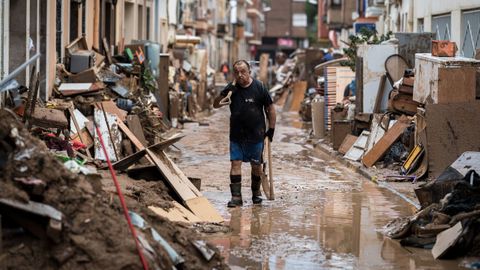 Voluntarios limpian las calles de Paiporta tras el paso de la dana