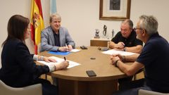 La directora xeral de la Axencia Galega de Desenvolvemento Rural, Paz Rodrguez, y el delegado territorial de la Xunta, Manuel Pardo, se reunieron con el alcalde de Sandis, Felipe Traveso