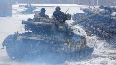 La brigada mecanizada de las Fuerzas Armadas de Ucrania participan en ejercicios con tanques en las afueras de Jarkov.