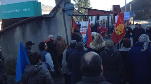 Movilizaci�n el 30 de diciembre a las puertas de Mar�a Luisa contra el cierre del pozo.Movilizaci�n el 30 de diciembre a las puertas de Mar�a Luisa contra el cierre del pozo
