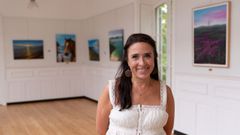 La artista Katy Mart�n, en su exposici�n en la galer�a de la Casa do Concello de San Sadruni�o.