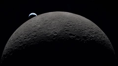 Primer plano de la cara oculta de la Luna con la Tierra al fondo realizada desde la nave Orion
