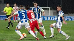 �lex Balboa trata de avanzar encerrado por tres jugadores de la Ponferradina.