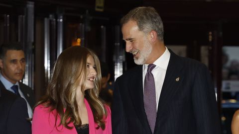 El rey Felipe VI y la princesa Leonor a su llegada a Oviedo para presidir el tradicional concierto de los Premios Princesa de Asturias