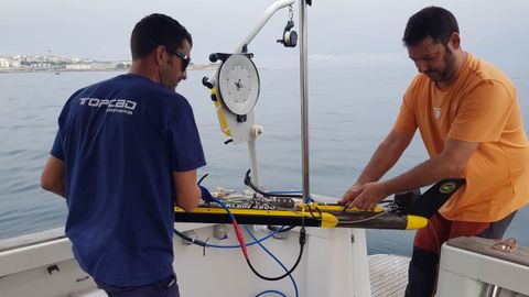 El equipo se dispone a sumergir el sonar de barrido lateral frente a las costas de A Coru�a. 