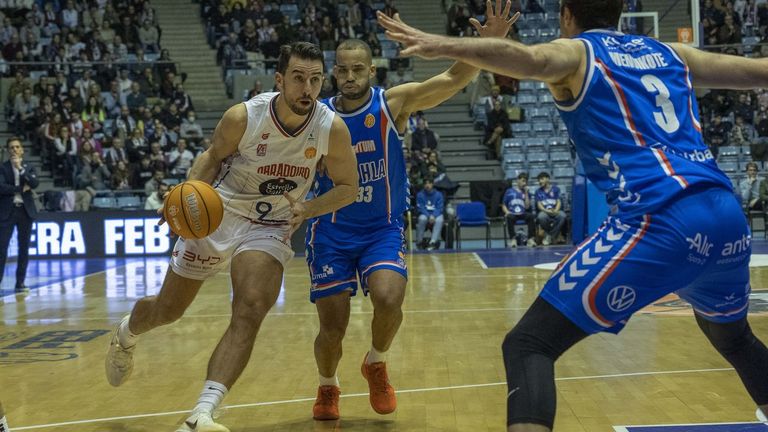 Westermann intenta sortear la defensa de Torres y Mendikote en el partido ante el Alicante en Sar