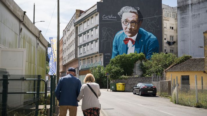 Fernando Y&aacute;&ntilde;ez revivi&oacute; a Castelao en su mural de la calle Canarias de Ribeira