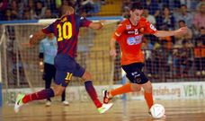 El jugador blaugrana Igor le sale al paso a Anto�ito en un lance del partido disputado ayer en el pabell�n de Vista Alegre.