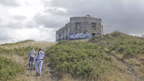 Antiguo Observatorio de Monteventoso, en Doni�os, terrenos p�blicos rodeados de fincas r�sticas