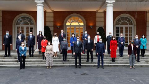 El presidente del Gobierno posa para la foto de familia a las puertas de la Moncloa con su nuevo equipo, al que se han incorporado Miquel Iceta y Carolina Darias