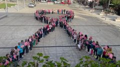 Lazo humano solidario contra el cncer de mama en Burela