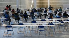 Aspirantes cubren los ex�menes de unas oposiciones, en Pontevedra, en una imagen de archivo.