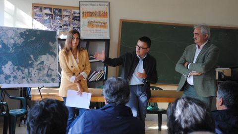 El conselleiro de Medio Rural, Jos Gonzlez (centro) con la directora xeral de Agader, Ins Sant, y el alcalde de Chantada, Manuel Varela, en la presentacin del proyecto del polgono agroforestal de Sabadelle