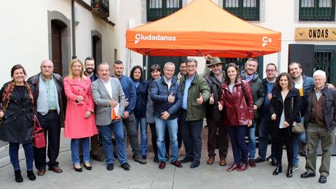 Ignacio Prendes, en el centro, durante su visita a Cangas del Narcea