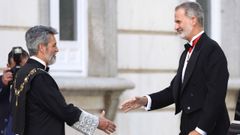 El presidente del Tribunal Supremo y del Consejo General del Poder Judicial, Carlos Lesmes, saludando este martes a Felipe VI antes de la ceremonia de apertura del ao judicial